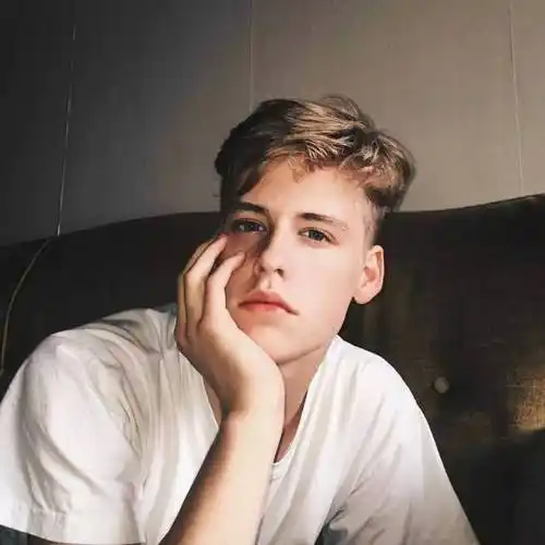 6686体育官网初级作者萌面女儿